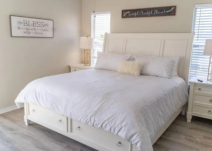 The Herron, Sleep 20, Walk Villa *